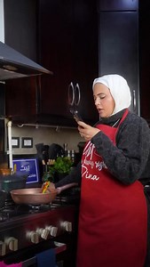 مش بس كتاب وصفات! 😍👌 موسوعة صحي بالشوكة والسكينة للأكل الصحي من اكل البيت بعيدا عن الفراخ المسلوقة والسوتيه والمكونات الغريبة والمكلفة😅هتسعفك في رمضان ومش هتعملي اكل لنفسك مخصوص والبيت كله هياكل معاكي😋 ✨⭐️ ماتنسيش تستخدمي الكود “DINA10” عشان تاخدي خصم اضافي @nada_shawky_health 📦الباكيدج بتوصلك فيها : 📗 موسوعة صحي بالشوكة والسكينة و٦ هدايا 🎁حامل خشب شيك عشان تشوفي الوصفة بسهولة من غير ما تشغلي الرخامة او الموسوعة تتبهدل وتقدري كمان تعلقيه على الحيطة 🎁 كتيب صحي × دقيقة هيساعدك تاخدي خطوات 