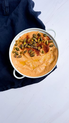 🌶️✨Hummus de Chipotle Extra Cremoso✨🌶️ Listo en menos de 10 minutos, ligero, delicioso y suuuuuuper cremoso. Te dejo la receta completa 👇🏼. * 400gr garbanzos precocidos . * 4 dientes de ajo . * 125gr tahini . * 5-6 chipotles en adobo . * 1 limón amarillo . * 1 cdita sal . * 1 cdita pimienta . * 30ml aceite de oliva extra virgen . #victoriacooks #hummuscasero #hummuschipotle #recetavegana #recetasaludables #botanasaludable | Victoria Cooks