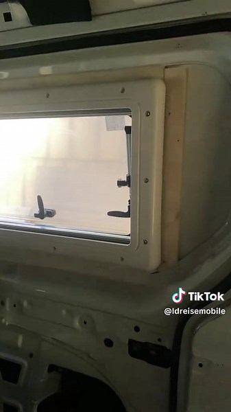 Fenstereinbau und Außensteckdose im Wohnmobil