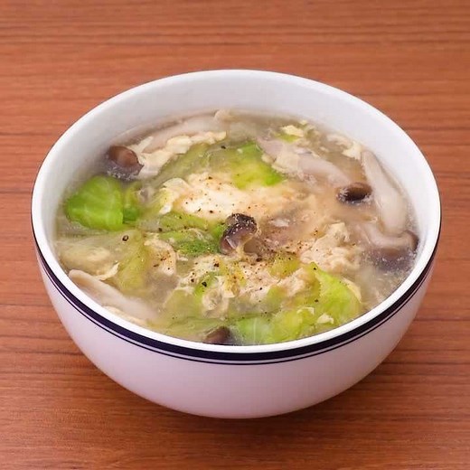 夜食にもぴったり♪ レタスとしめじの中華卵スープのレシピ動画・作り方 | デリッシュキッチン