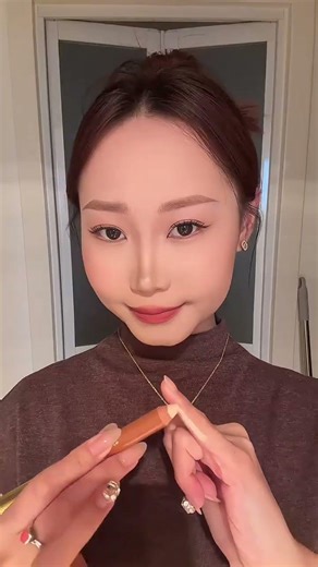 Revolutionize Your Beauty Routine: The Power of Nose Contouring with Fingers