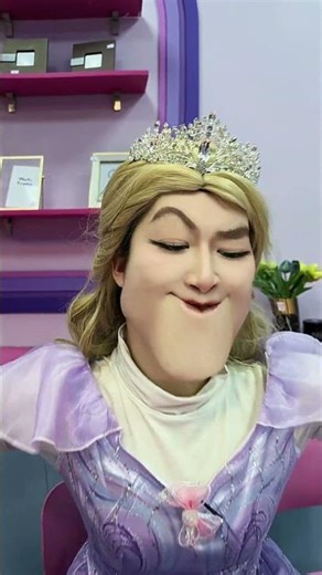 How to eat someone else's pizza.#kpop #rumi #golden