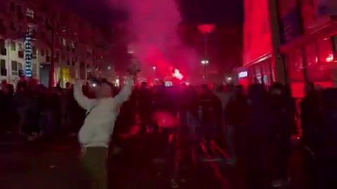 Ondertussen op de Hoefkade in Den Haag. Cambuur op achterstand, het kampioenschap van ADO Den Haag nadert. Wordt een zooitje hier. #denhaag #adodenhaag #hoefkade