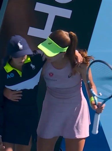 🚨 Quand ZEYNEP SÖNMEZ vient en aide à une Ramasseuse de Balles...🚨 #coeur #tennis #australia #sportif #malaise