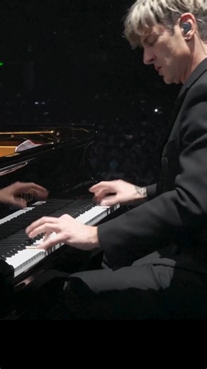 Uno dei musicisti croati di maggior successo sulla scena internazionale, con oltre cinque milioni di album venduti e numerosi riconoscimenti d’oro e di platino in tutto il mondo, il pianista MAKSIM si esibirà il 23 ottobre 2025 al Politeama Rossetti di Trieste, nell’ambito del suo “World Tour – Segmenti”. Accompagnato dalla sua orchestra, MAKSIM presenterà un repertorio straordinario tratto dal suo dodicesimo album in studio, Segmenti, confermando ancora una volta il suo status di uno dei pianis
