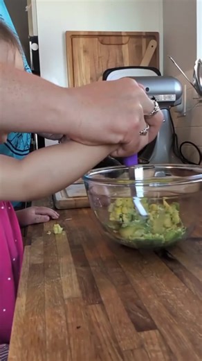 Mashing avocado is so much more than just mashing avocado for our toddler chefs. It's also: ▪️Hands on learning: learning by actively doing it ▪️Food exposure: increased time around different foods in a positive stress free manner (no pressure to try the food) ▪️Hand and arm strengthening: mashing requires hand/arm strength and is a fun way to work on it! ▪️Sensory play: letting your toddler grasp, feel, or even squish the avocado in their hand  mouth, provides a new sensory experience ▪️Grasp d