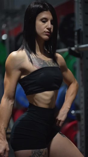 3.5 weeks out from #nationals ❤️‍🔥 One of the hardest parts about being a female bodybuilder? Training like a machine while your hormones remind you you’re human. 🧠 Hormonal shifts during menstruation can cause: • Water retention (up to 5–10 lbs!) • Increased inflammation • Decreased coordination & strength • Heightened cortisol levels I know the scale isn’t a judge and technically my weight means nothing on stage. But knowing and feeling? Two different beasts. Luckily, this isn’t about chasin