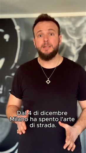 ASM AssoArtisti on Instagram: "Dal 4 dicembre Milano ha deciso di spegnere l’arte di strada. La Giunta comunale ha approvato una delibera che vieta ogni forma di amplificazione nel centro di Milano. Senza amplificazione è impossibile esibirsi in una città moderna come Milano. Vietare l’amplificazione significa, di fatto, vietare l’arte di strada. Paradossalmente, nel testo della delibera, si legge che la normativa precedente funzionava, ovvero quella che già proibiva l’uso dell’amplificazione, m