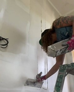 Drywall Shorty rockin' her Level5 Tools knife & pan combo 👊 👌 🏁 You know the drill - head over to our website and use the code FINISHERFAMILY for 10% OFF any and all tools 🔥🔥 https://level5.tools/store | LEVEL5 Tools