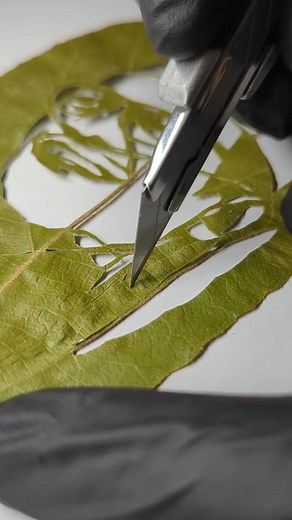 Al fatihah buat Allahyarham cikgu E @ Nassry Mardee, semoga Allahyarham ditempatkan dikalangan orang-orang yang beriman 🤲 #cikguE #ukirandaun #leafphotography #eijiartstudio | Hafizi Eiji II