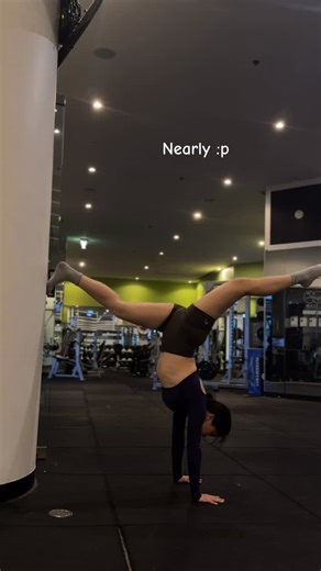 Sonia W on Instagram: "Trying TikTok handstand split challenge 🤸🏻‍♀️ I tried I failed haha 😆 #fitgirls #core #handstand #flexible #gymlife"