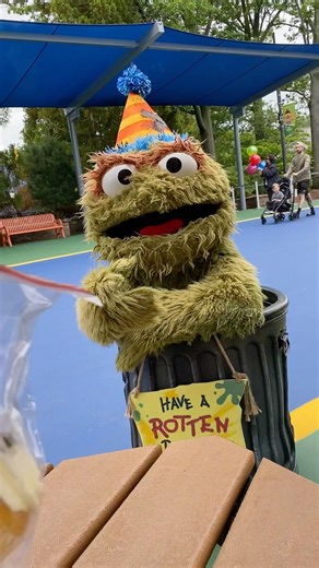Giving out cupcakes to Sesame Street Friends Oscar & Zoe I like you have a cupcake #sesamestreet