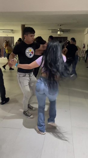 Bailando Cumbias: Vueltas y Ritmo Envolvente