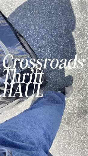 A mini Crossroads haul and a peek into my very streamlined and selective sourcing, photographing and listing process. I use @Vendoo to list everything to @Poshmark and @ebay. Having a system in place makes every step simple and straight forward and has gotten rid of the possible bottlenecks in running a resale business. Being selective with my sourcing makes the time I spend doing all the steps worth my while. #poshmarkseller #poshmarktips #reseller #resellercommunity #thriftfinds