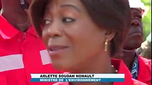 A Tchiamba-Nzassi dans le département de #PointeNoire, le percement d’un pipeline de la société pétrolière chinoise WING WAH a occasionné le déversement du pétrole brut dans la nature depuis mercredi dernier, ceci causant la dégradation de l’environnement. La Ministre de l’environnement, du développement durable et du bassin du Congo, Arlette SOUDAN NONAULT est allée sur le terrain s’enquérir de la situation. | Ministère de l'Environnement - Congo-Brazzaville