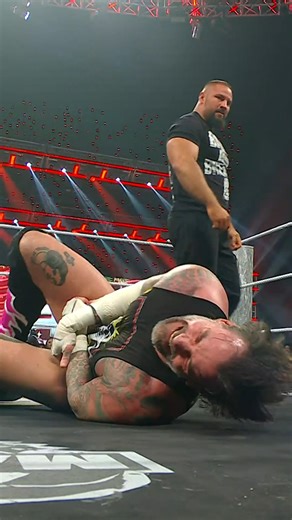 CMパンクが再びスピアーの犠牲に😳 新年初RAWでブレイカーとCMパンクが真っ向勝負へ👊 | WWE - Japan