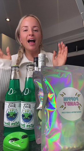 ALIEN INSPIRED SLUSH! Couldn’t find alien sweets anywhere for this or mixers.. @poppincandyofficial had them for my weird drink ideas 😂 #fyp#cocktail