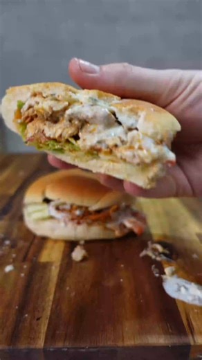 Comment faire un KEBAB à la maison !! 🥙🤤 Aujourd’hui j’avais envie d’un kebab, bien sur il ne rivalisera jamais avec un vrai, mais j’ai voulu essayer et j’ai trouvé ça vraiment pas mal !! 😄 #recettefacile #recetterapide #recette #cuisinefacile #kebabmaison #tuto #kebab | Patti Lynn