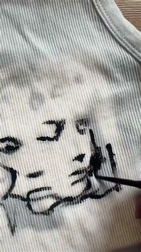 Painting on my own clothes 🫶🏽 #diy #tutorial #upcycling