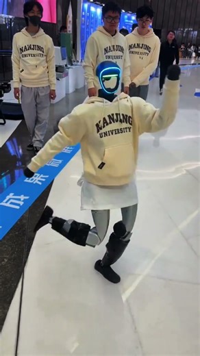 The cute dance performed by the robot is really adorable！！