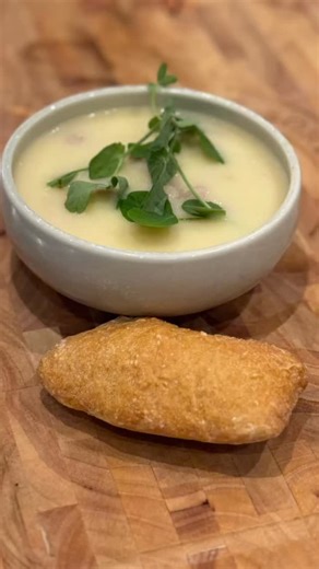 Onsdagen ja tak tilbud A/ asparges suppe med kødboller og hjemmebagt flute (15 stk) Udsolgt- gullaschsuppe med hjemmebagt flute (10 stk) C/ høns i frikassé med kogte kartofler (12 stk) Klar til at gå hjem og varme og nyde i den kolde tid 😋 Pris pr. portion 55kr Først til mølle og først gældende ved modtagelse af ordre Afhent onsdag mellem 10-16 | Sørensens fristelser