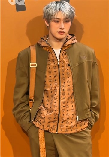 GQ Looks สไตล์ของ #MINGI จากวง #ATEEZ ที่งานเปิดตัว MCM Lifestyle Store แห่งใหม่ที่ EmQuartier ประเทศไทย ในโอกาสฉลองครบรอบ 50 ปีของ MCM . โดย MINGI มาในลุคจาก MCM Spring/Summer 2026 ซึ่งสะท้อน DNA ของแบรนด์ที่กำลังพัฒนาอย่างต่อเนื่อง ผ่านแนวคิด “Made for Movement” ที่ออกแบบมาเพื่อไลฟ์สไตล์ของคนยุคใหม่ โดยมีลวดลาย Visetos monogram อันเป็นเอกลักษณ์ของแบรนด์ ถูกนำมาผสานอย่างโดดเด่นในซิลูเอตของฤดูกาลนี้ ขณะเดียวกันยังเพิ่มลูกเล่นสนุกสนานผ่านคาแรกเตอร์ Rabot คาแรกเตอร์กระต่ายลูกผสมหุ่นยนต์ของ MCM ที่