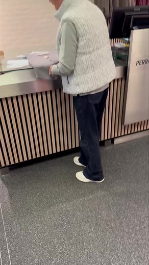 Eefje showt een nieuwe set voor de oudere meisjes 😂 Bodywarmer €99,95 Trui €69,95 Allebei verkrijgbaar in de kleur grijs | Perron 11