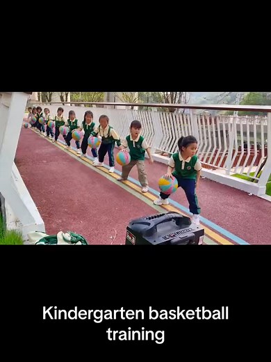 They're so perfectly in-sync like...?! So impressive for kindergarteners! 👏🏀⁣ •⁣ (c/o @scene_of_asia)⁣ •⁣ #kids #kidsof #kidsoftiktok #basketball #basketballchallenge