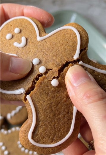Your new favorite gingerbread cookie recipe! They’re rich, chewy, and stay that way for daaayyyysss