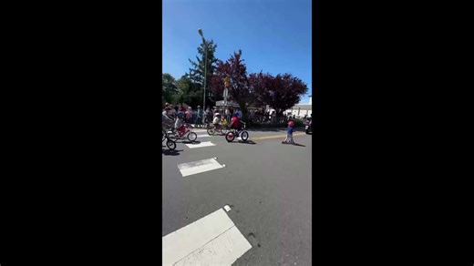 Bothell, Washington Officers Lead Way in Joyful Fourth Kids’ Parade