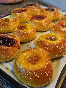 204K views · 10K reactions | Gogoși cu dulceață la cuptor !!! Rețeta :550 g făină ,25 g drojdie proaspătă sau 7 g drojdie uscată ,un praf de sare ,patru linguri de zahăr ,un zahăr vanilat ,un ou plus un albuș ,coajă de lămîie ,sucul de lămâie ,300 ml lapte cald ,50 ml ulei ,dulceața preferată ,unse cu galbenuș de ou și lapte ,cuptor preîncălzit 190 grade pentru 20 ,25 min !!! | Gătim cu plăcere din plăcere | Facebook