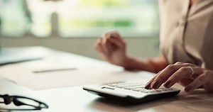 Mãos, assinatura e calculadora como contador com folha de pagamento, investimento e auditoria para a agência financeira. Pessoa, contabilidade e impostos corporativos para empréstimo, papelada e revisão como gerenciamento de ativos para o banco