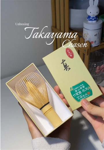 Unboxing and blooming my very first Takayama Chasen by Kubo Sabun 🥹💚 I still can’t believe I finally own handcrafted chasen made by a master artisan using centuries old techniques. Feeling so honored and blessed to hold a piece of Japanese tea tradition in my hands ☺️ InsyaAllah, I’ll take extra good care of this beautiful Takayama Chasen and treasure every matcha moment with it ❤️ Matcha of the day: Saemidori by @Kogen Matcha (my current fav usucha🤩) Ratio: 2g matcha powder 60ml 78c water #m