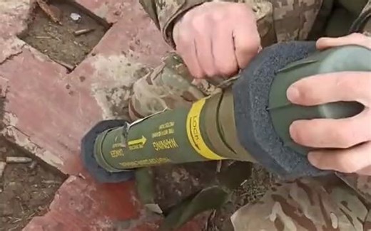 乌克兰士兵学习如何使用美国 Mk 153 SMAW 手持火箭发射器