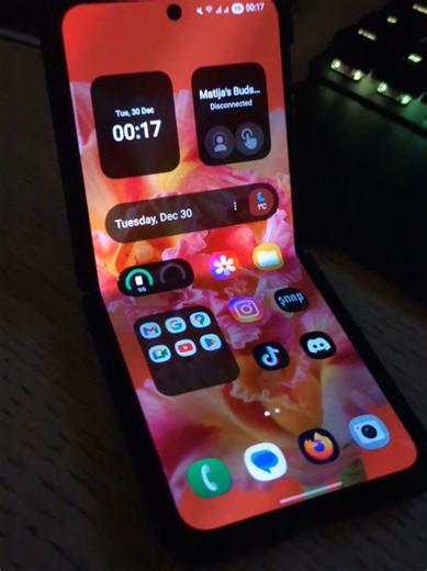 #zflip3 #samsung #techtok #galaxyzflip3