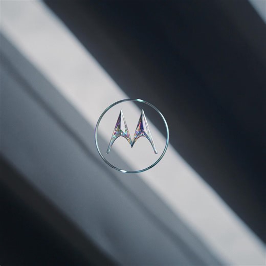 La elegancia de Motorola x Swarovski® ✨ Los moto buds loop transforman tu look con su brillante diseño, para que atraigas todas las miradas en cada paso que des.💎 Conócelos aquí 👉 https://bit.ly/gt26-MotoBudsLoop | Motorola