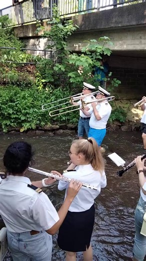 96K views · 826 reactions | Die Seemannstaufe des Musikvereins Hillmicke: Für Autofahrer bot sich ein seltener Anblick: Musikerinnen und Musiker standen mit Gummistiefeln oder Badelatschen in der Bigge. Was ist hier genau passiert?  Die ganze Geschichte findet ihr im Artikel zum Thema: wp.de/409147766 | Westfalenpost | Facebook