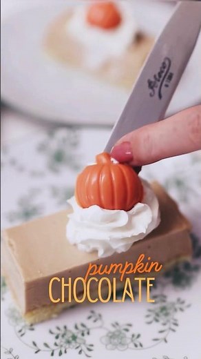 ハロウィン🎃のカボチャチョコで作って、業スーの冷凍ケーキに乗せただけ｜簡単デコレーション｜パーツは作り置きできるよ #ハロウィンレシピ #業務スーパー購入品 #チョコレート