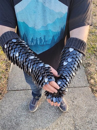 Fingerless Monochrome Dragonscale Gauntlets Crafting