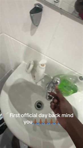 And in the same breath they want me to pay my rent today…….right. #uni #nowater #remssdealswithms #ukc