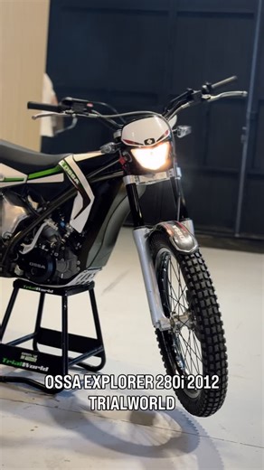 ☘️ La #OSSA Explorer volvió a fabricarse en 2012 con la base de la TR 280i. Costaba 5.800€ y equipaba amortiguador ÖHLINS, inyección electrónica y tenía un depósito de más de 7 litros. Su carrocería, como pasa en la Montesa 4Ride, no era desmontable a trial, lo que le daba una altura y confort muy superior a las actuales “convertibles”. ¿Os gustaría que siguiera en catálogo? #trial #ossaexplorer #ossamotor #ossamotorcycles | Trialworld