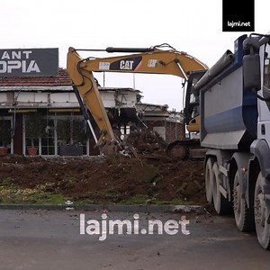 282K views · 1.9K reactions | "Jo te dera, po hy me bager deri në 0.01 milimetër"- Dramë gjatë gjithë ditës në Drenas, forcat policore përcjellin nga afër rrënimin e një pjese të restorantit "Peshkopia" të familjes së ish kandidatit për Asamble, Lladrovci urdhëroi që të shkatërrohet pas vendimit të Gjykatës | lajmi.net | Facebook