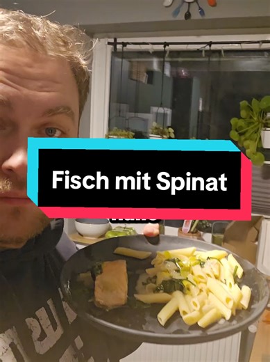 Mein Fisch-Spinat-Poree-Nudelgericht. Ihr braucht: Fisch (Lachs) 1 Packubg Blattspinat 1 Stange Porree 2 Packung Sahne (Vagan oder nicht) Nudeln (hier sind es Penne, aber Bandnudeln kommen besser) Salz Pfeffer Muskat Zitronsaft für den Fisch Koch Vlog 1 #kochen
