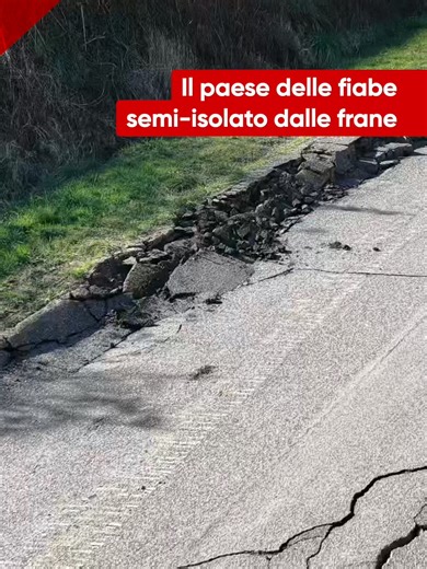 Sant’Angelo di Roccalvecce, anche conosciuto come il paese delle fiabe, è isolata in seguito alle frane e ai dissesti provocati dalle ondate di maltempo che hanno colpito la zona di Viterbo nelle ultime settimane. La strada di collegamento tra Magugnano e Roccalvecce è stata chiusa a causa delle numerose fratture che si sono formate sul manto stradale. Per entrare e uscire dal borgo, diventato famoso per i suoi murales, è ora necessario percorrere molti più chilometri.