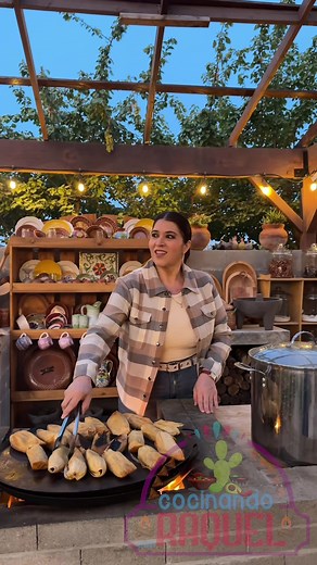 Canela y Café Calientitos con Tamales: Cocinando con Raquel