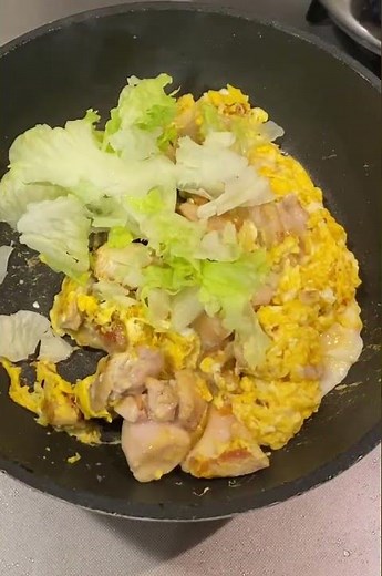もも肉と卵とレタスとサニーレタスを味噌とで炒めるだけ(高速版)