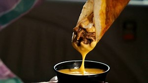 Taco Bell Grilled Cheese Dipping Taco TV Spot, 'Dos salsas' canción de Scowl