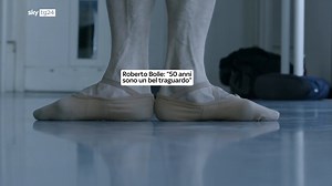 Roberto Bolle festeggia i 50 anni nel pieno della sua attività, tra spettacoli e nuovi progetti. Un talento, una carriera e un successo straordinari. Unico danzatore nella storia a esser stato contemporaneamente Principal Dancer dell’American Ballet ed étoile del Teatro alla Scala, è riuscito a portare la danza a tutti. Il servizio a cura di Chiara Ribichini ➡️ https://tinyurl.com/46swdfme | Sky tg24