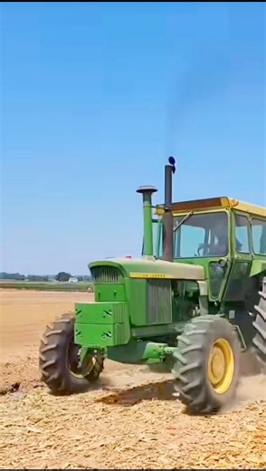 John Deere Tractor Plowing in action 💪 #usatractor #johndeere #plowing #oldtractor