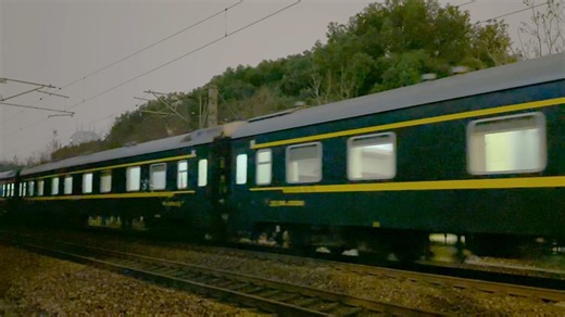 【中国铁路】月底绝版！上局徐段HXD1D-0289牵引K8352次（杭州~连云港东）带双高软通过凤起立交